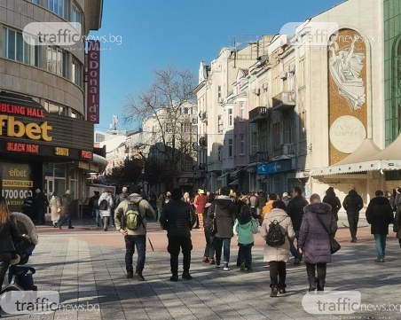 Главната на Пловдив запълнена с хора от край до край