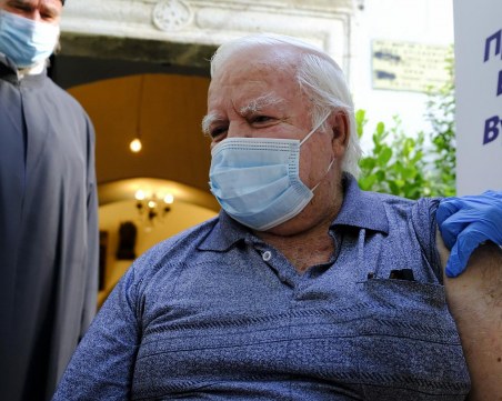 От днес: Глобяват всички неваксинирани над 60-годишни гърци