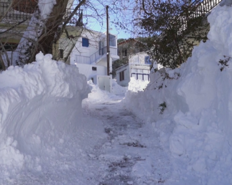 Сняг покри известен гръцки остров, местните не помнят толкова голяма снежна покривка