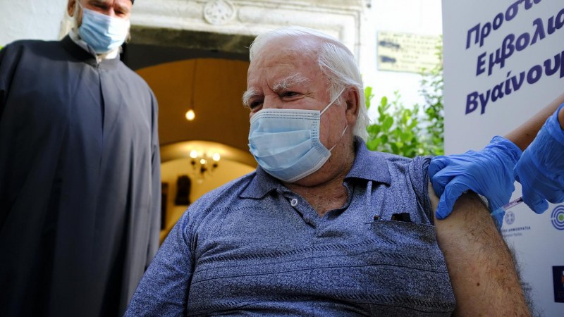 От днес: Глобяват всички неваксинирани над 60-годишни гърци