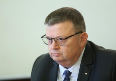 Председателят на антикорупционната комисия Сотир Цацаров депозира оставката си в