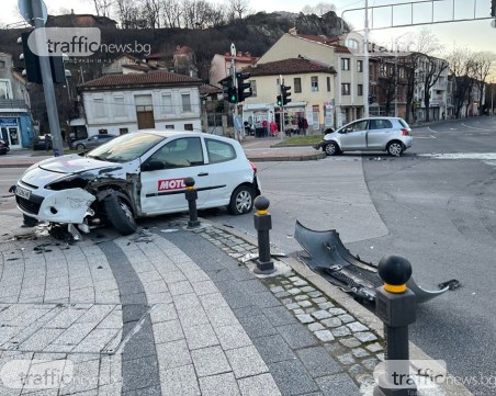 Челен удар между две коли на централен булевард в Пловдив