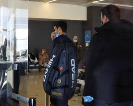 Стотици фенове посрещнаха Новак Джокович на летището в Белград