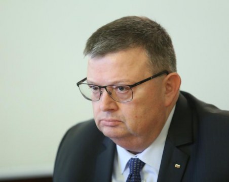 Цацаров депозира оставката си в Народното събрание