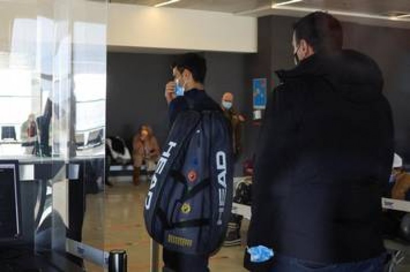 Стотици фенове посрещнаха Новак Джокович на летището в Белград