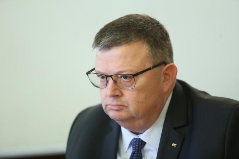 Цацаров депозира оставката си в Народното събрание