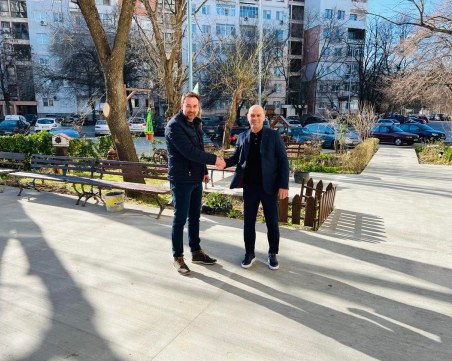 Благоустроиха зоната около саниран блок в 