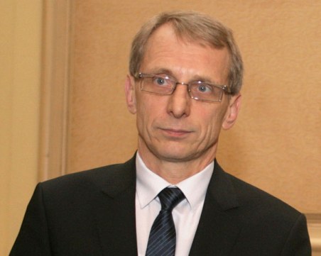 Денков: Ще предложим пет допълнителни дни ваканция за учениците