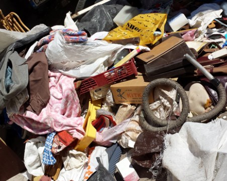 Глобиха фирма в Пловдив, превърнала тротоар в сметище