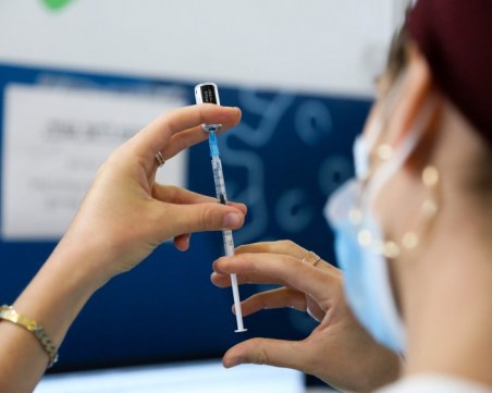 Проучване в Израел: И четвърта доза не предотвратява заразяване с Омикрон