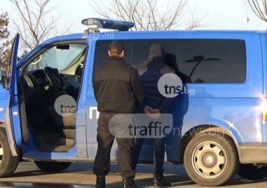 Задържаха млад мъж от София за превозване на 13 нелегални