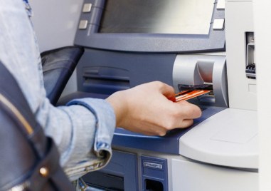 Ползването на банкомат официално вече не е безплатно Това стана