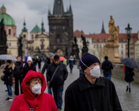 Чехия с рекорден брой нови случаи на COVID, обмислят задължителна ваксинация