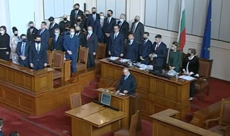 Румен Радев положи клетва за втория си мандат, ГЕРБ излязоха от залата при словото му