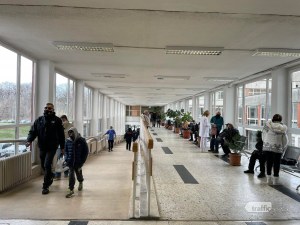Двама лекари са сред заразените в Пловдив! Още 70 ученици с положителен тест