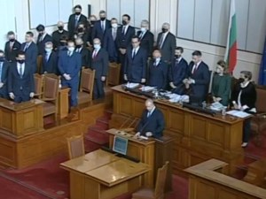 Румен Радев положи клетва за втория си мандат, ГЕРБ излязоха от залата при словото му