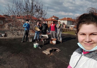 Петима младежи доброволци почистиха изгоряла къща в Раковски Домът в