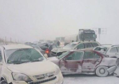 Силната снежна буря връхлетя Чехия днес и предизвика верижна катастрофа