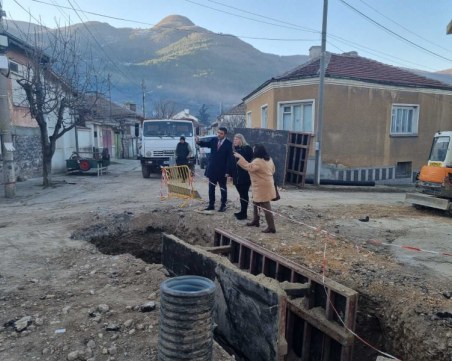 Павел Михайлов провери строителството на канализацията в село Устина