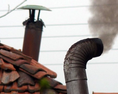 Премахват старите отоплителни уреди преди подмяната им с нови в Пловдив, търсят фирма изпълнител