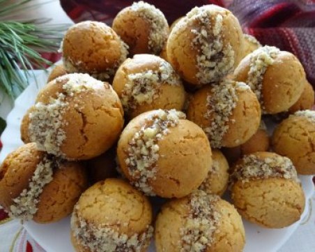 Рецепта за домашни меденки с орехов пълнеж