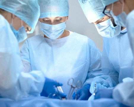 Успешно трансплантираха бъбреци от прасе на мъж в мозъчна смърт