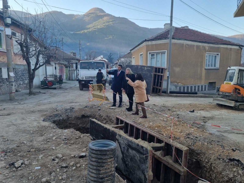 Павел Михайлов провери строителството на канализацията в село Устина