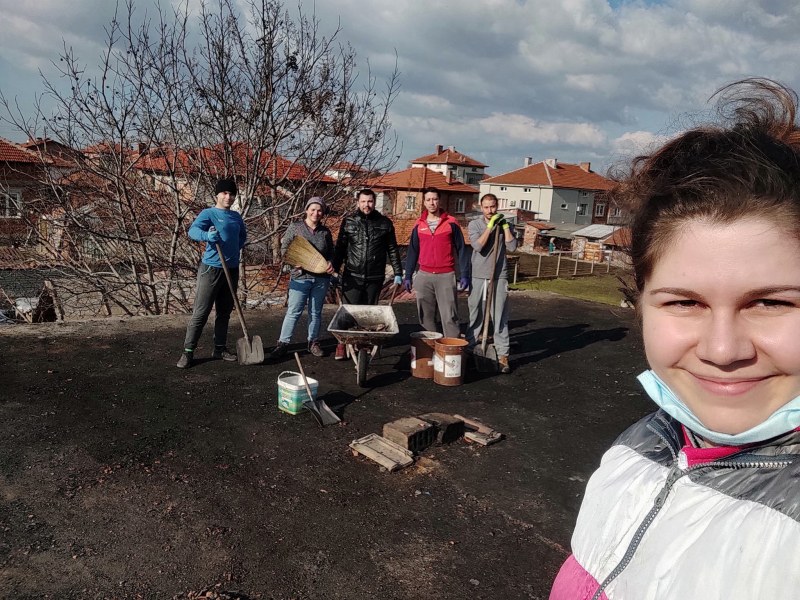 Петима младежи почистиха изгоряла къща в Раковски