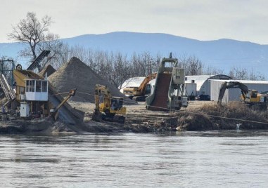 Копаенето на инертни материали от коритото на река Марица продължава