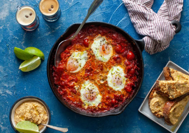 Продукти 4 големи яйца от свободно отглеждани кокошки1 скилидка чесън1 2 глава