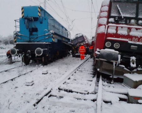 Два влака са се сблъскали на столична гара