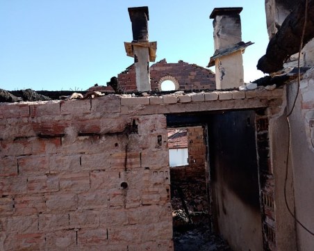 Къща изгоря при пожар в Кричим, семейство се нуждае от помощ