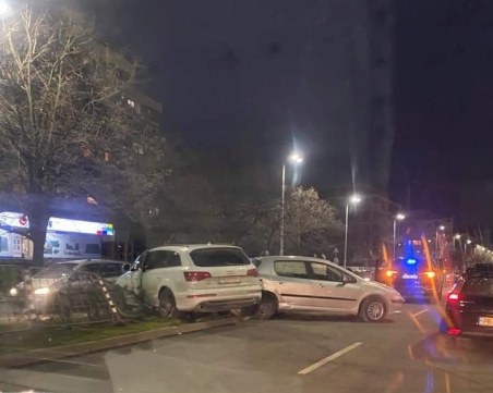 Тежка катастрофа на централен булевард в Пловдив! Кола се вряза в мантинелата