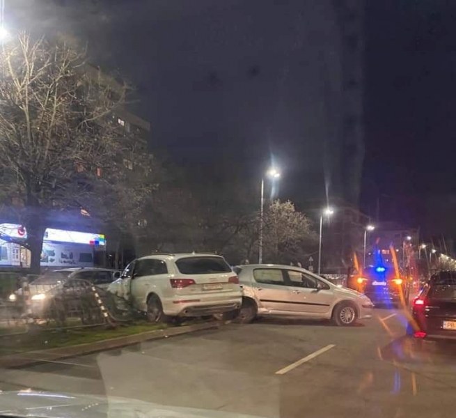 Тежка катастрофа на централен булевард в Пловдив! Кола се вряза в мантинелата