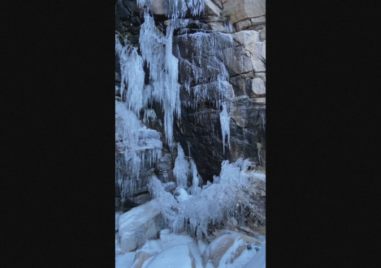 Водопад край саудитския град Табук се превърна в ледена скулптура