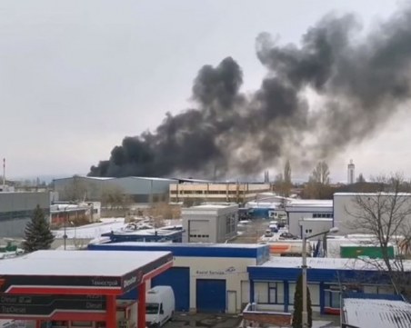 Голям пожар лумна в столичния квартал 