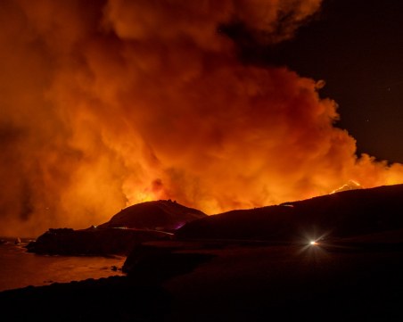Огнена стихия в Пало Колорадо наложи евакуация на района