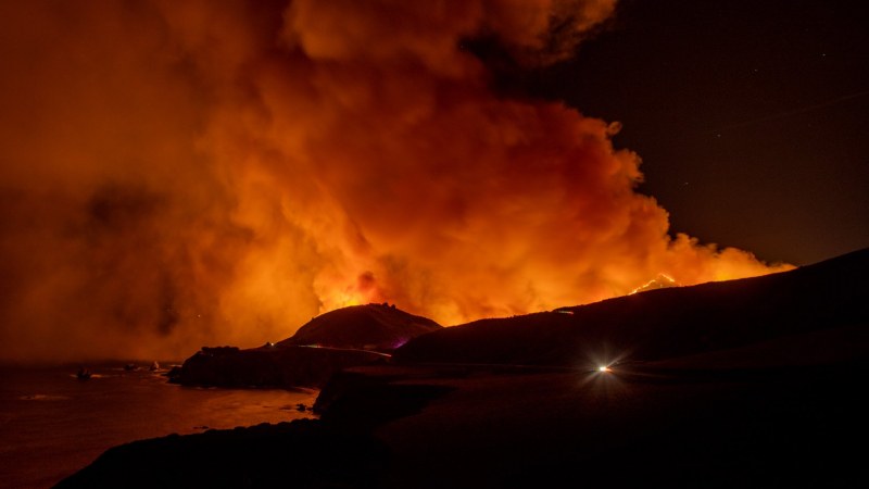 Природен пожар в Пало Колорадо, щата Калифорния обхвана площ от