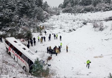 Най малко трима души загинаха при тежка автобусна катастрофа тази сутрин