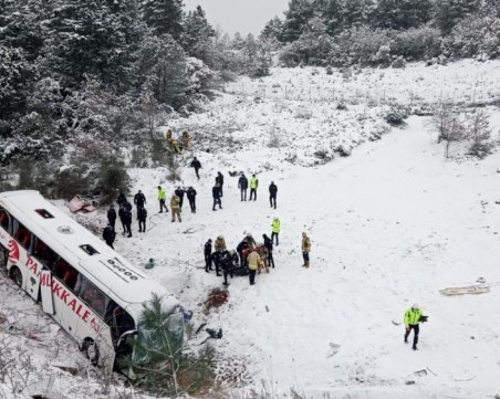Автобус падна в 30-метрова пропаст в Истанбул, трима загинаха