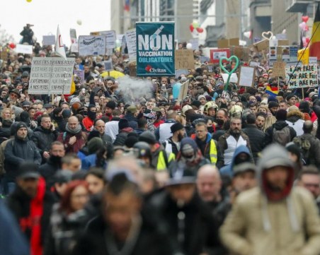 Хиляди излязоха на протест срещу COVID ограниченията в Брюксел