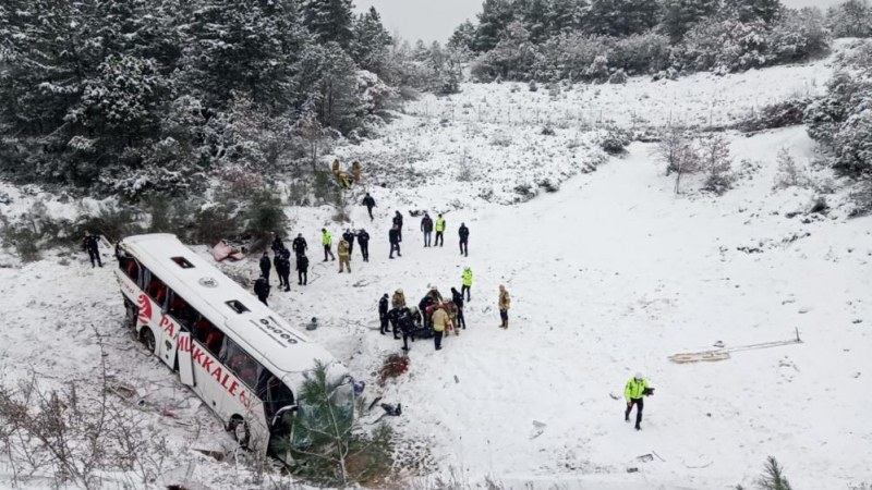 Автобус падна в 30-метрова пропаст в Истанбул, трима загинаха