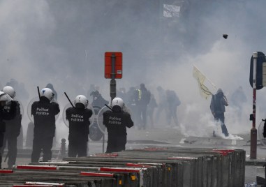 Белгийската полиция изстреля водни оръдия и залпове сълзотворен газ в
