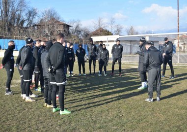 Представителният отбор на Локомотив Пловдив замина тази сутрин в 8 00ч