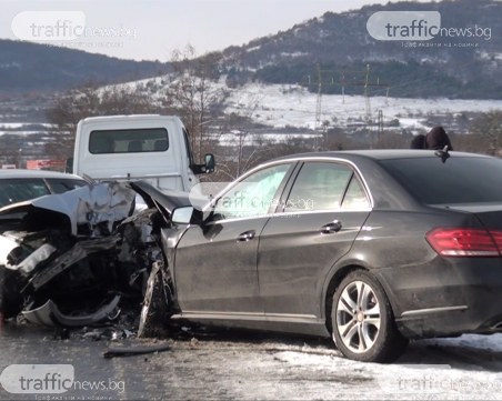 Челен удар на пътя Пловдив-Карлово! Жена е загинала, мъж е в болница