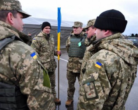 Евакуират служители и техните близки на посолството на САЩ в Украйна