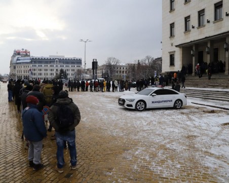 Огромна опашка се изви пред БНБ за монетата в памет на Стоянка Мутафова