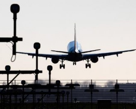 Пътник без билет оцеля след 11-часов полет в колесника на самолет