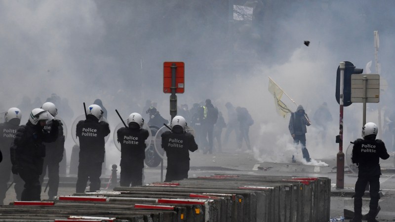 Безредици в Европа срещу COVID-19 мерките, в Белгия ситуацията ескалира