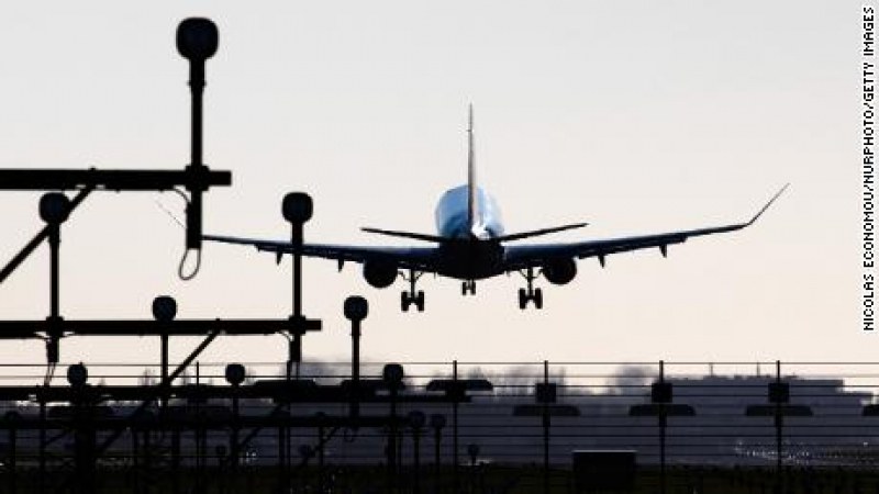 Пътник без билет оцеля след 11-часов полет в колесника на самолет